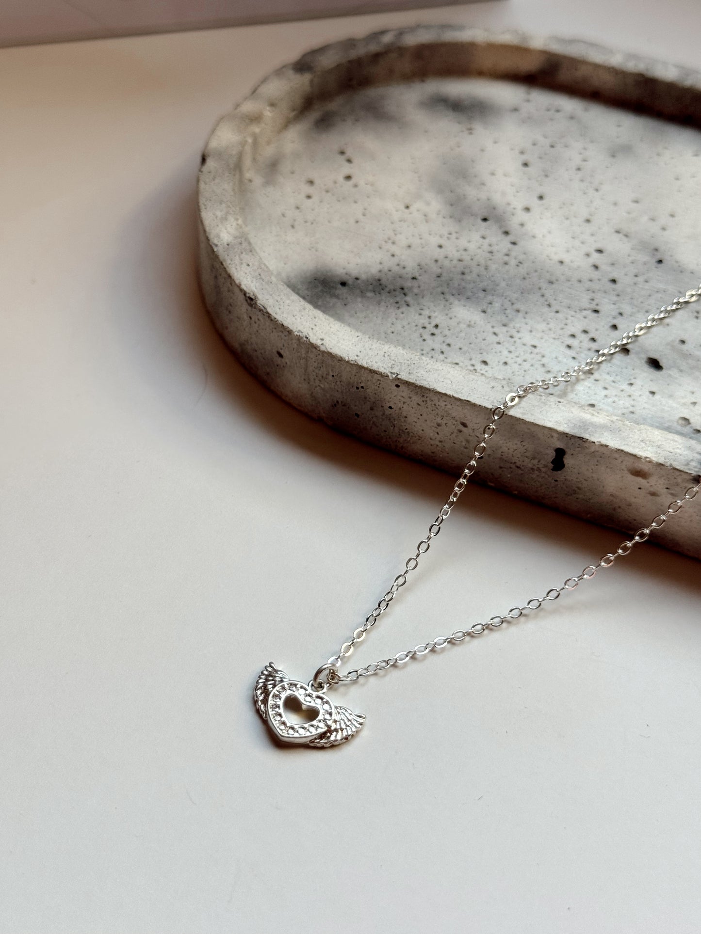 Collar corazón alas