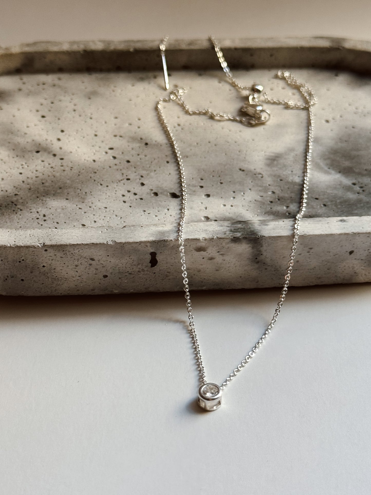 Collar Punto de luz plata