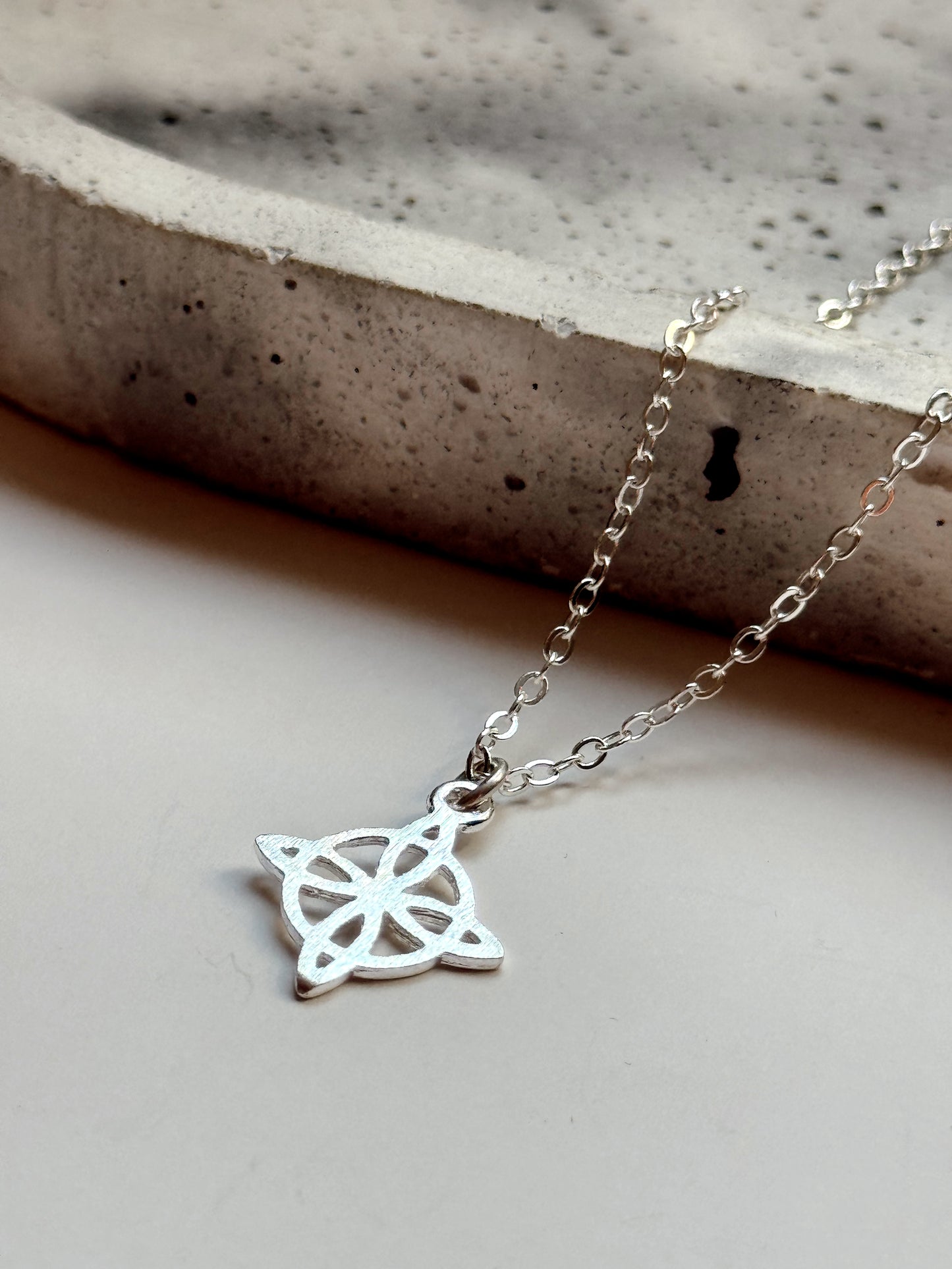 Collar amuleto plata