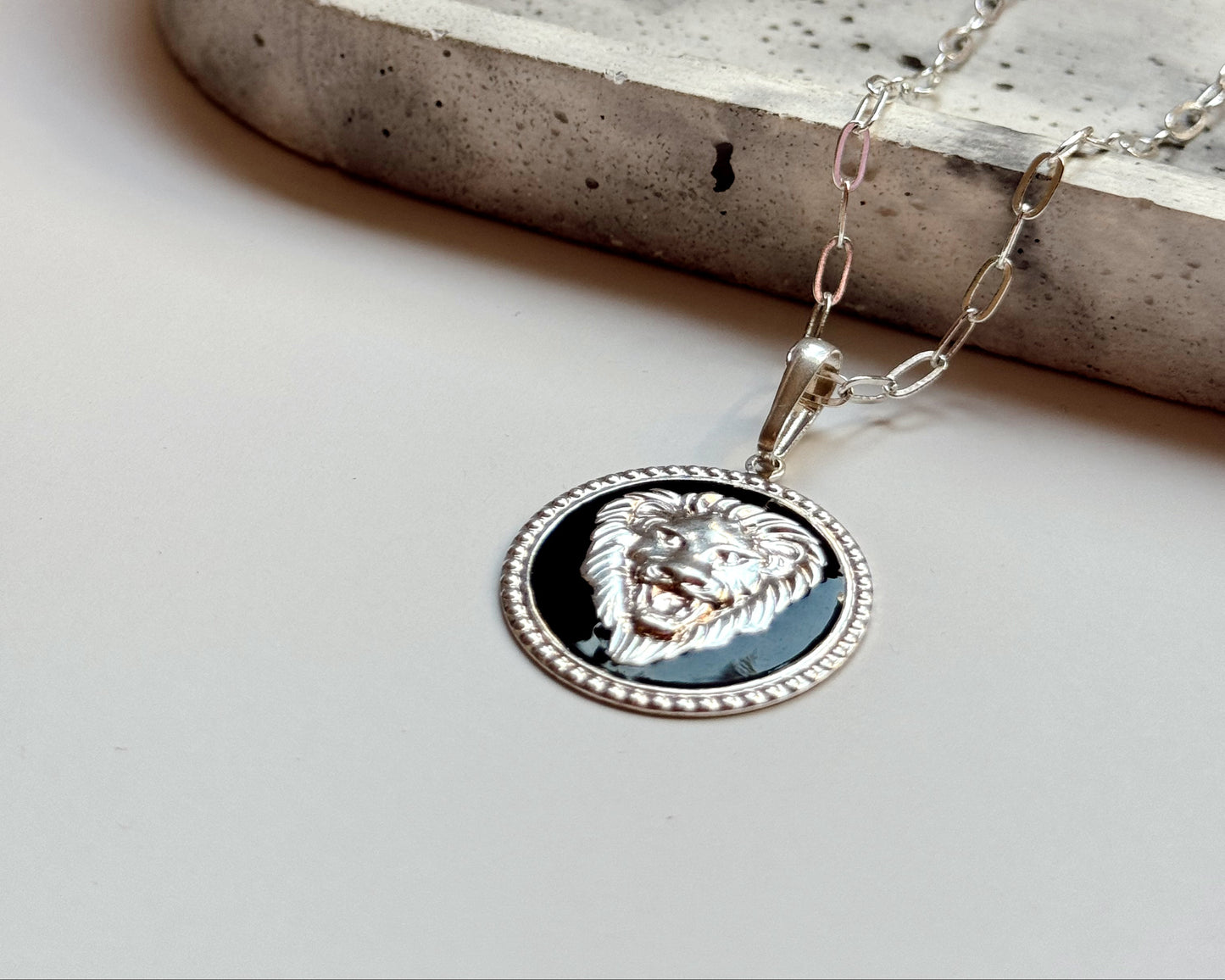 Collar Lion plateado