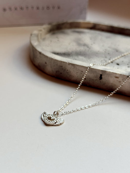 Collar corazón alas