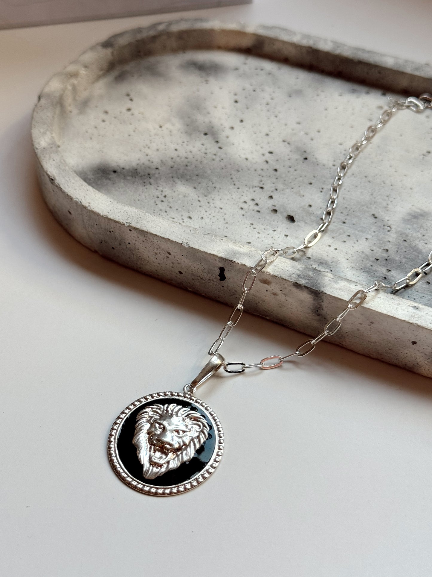 Collar Lion plateado